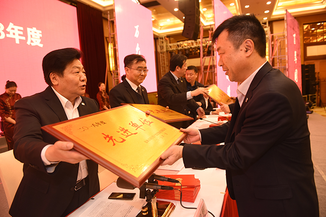 2董事長為先進(jìn)個人頒發(fā)榮譽(yù)證書.JPG